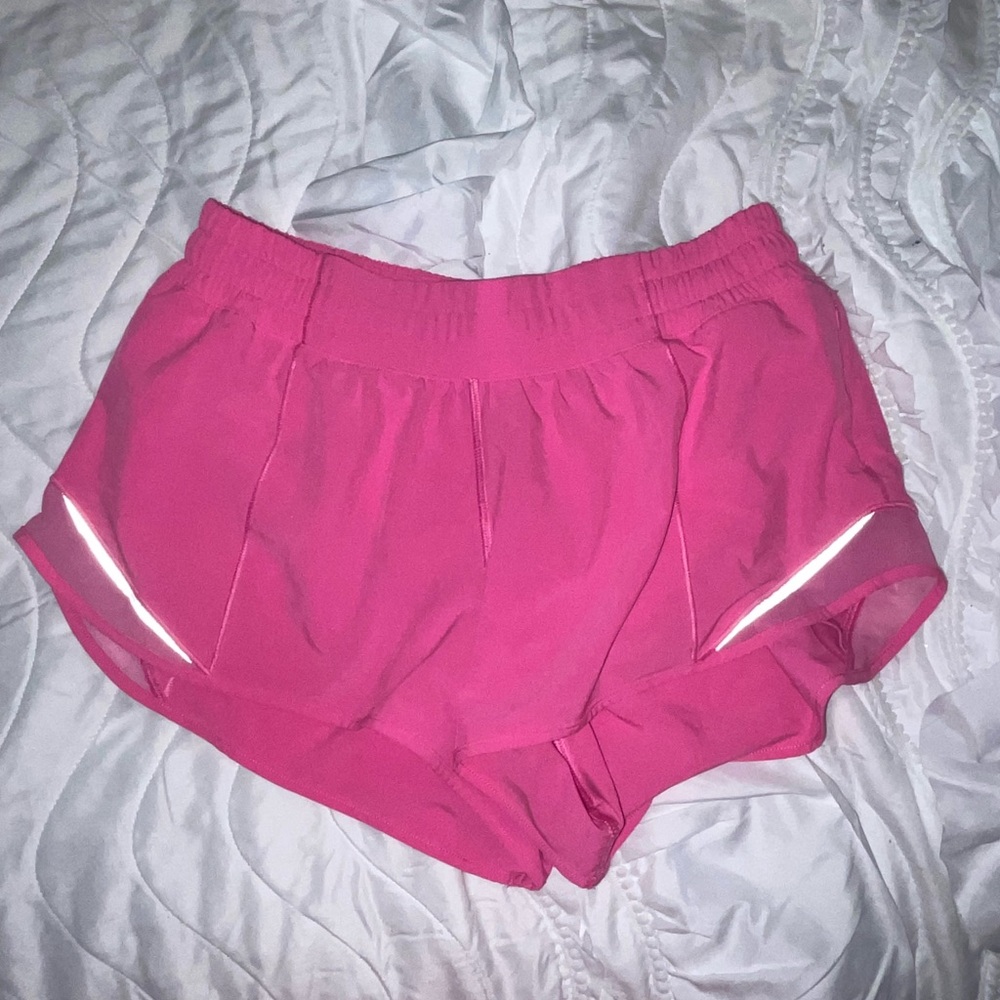 Lululemon size 8 2.5 hotty hot shorts